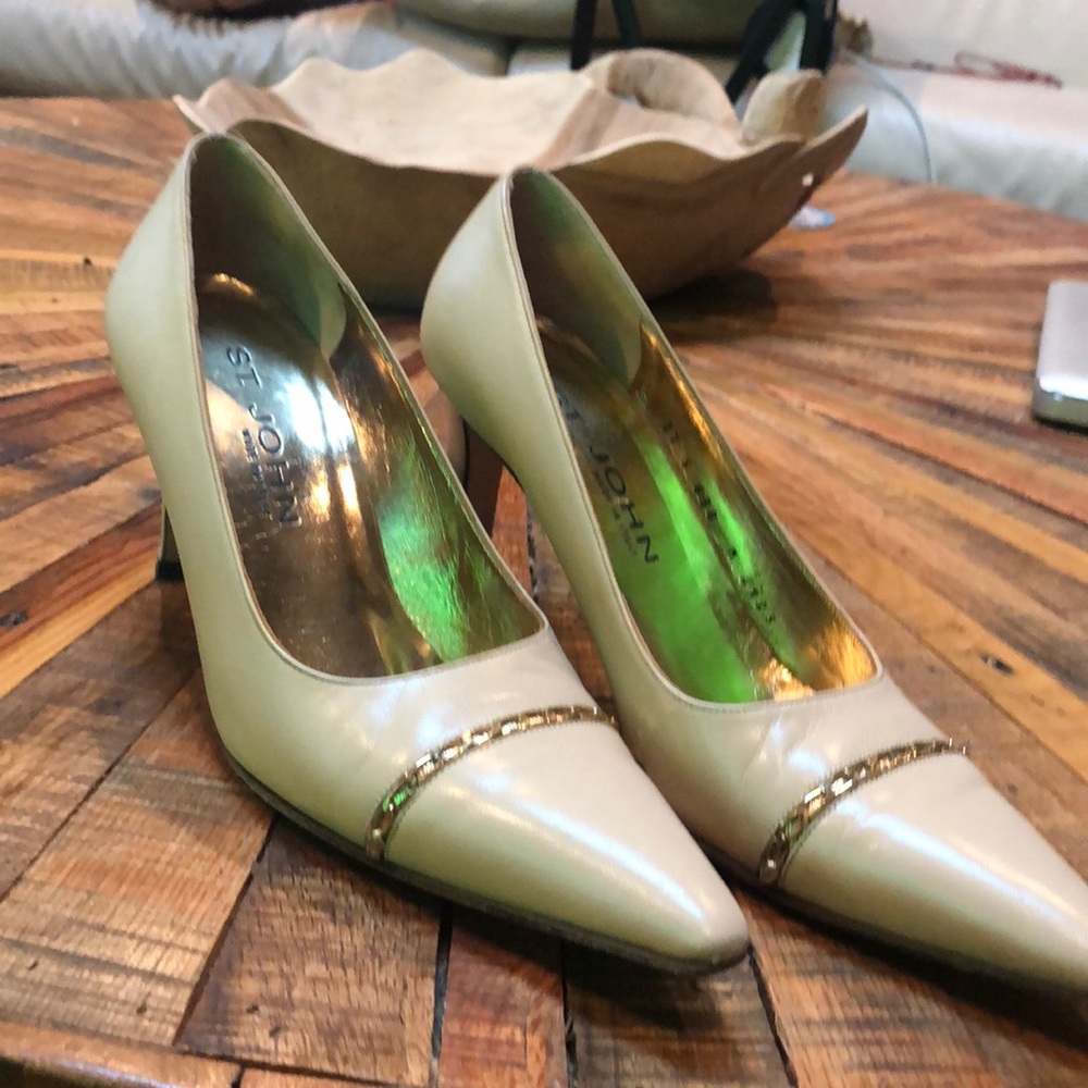 St John women classic pump